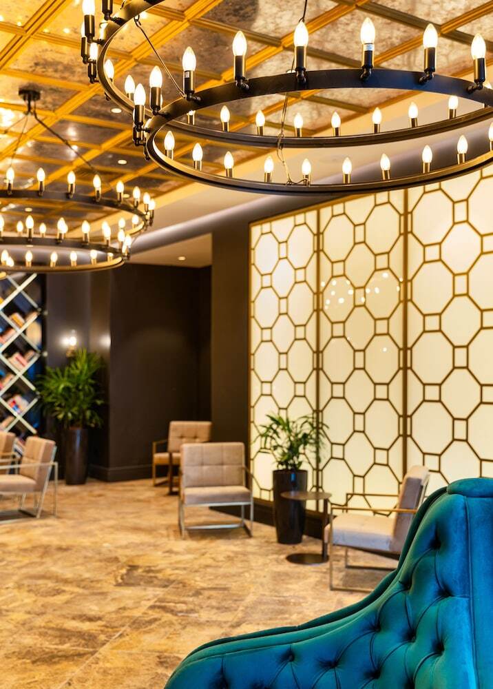 Hotel Debrah Brown