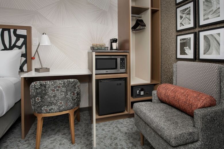 Hotel Springhill Suites By Marriott New York Queens