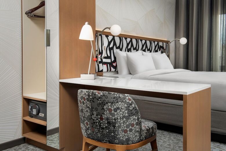 Hotel Springhill Suites By Marriott New York Queens