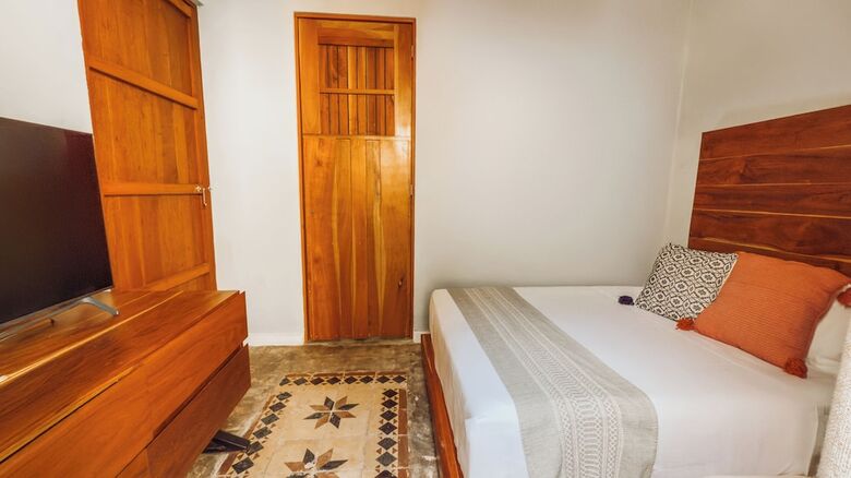 Hotel Unknown