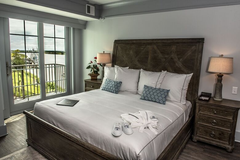 Hotel Oaks On The River