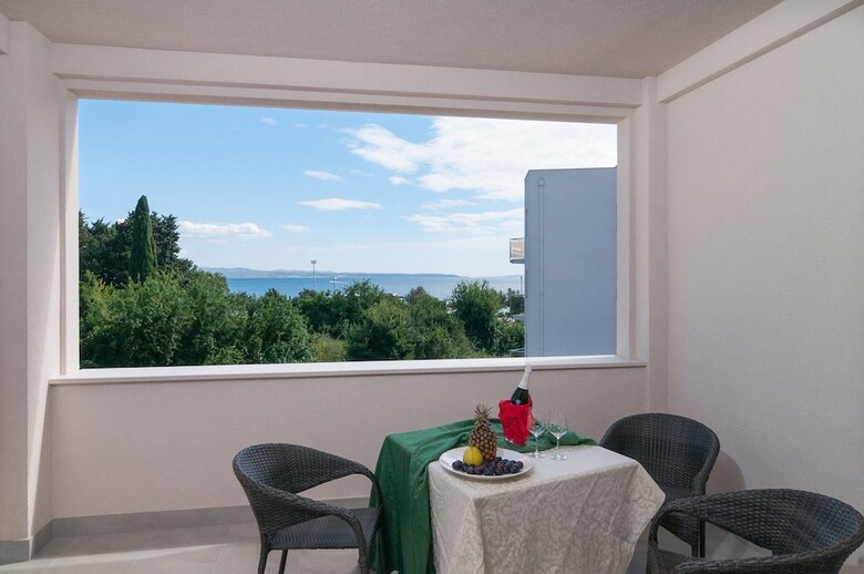 Luxury Rooms Near Beach 3