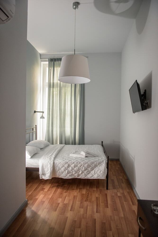 Athinas Street Inn