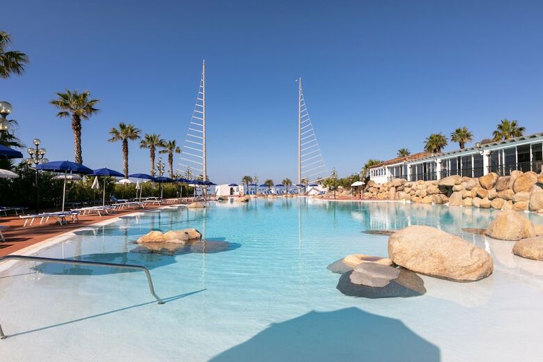 Phi Hotel Sighientu