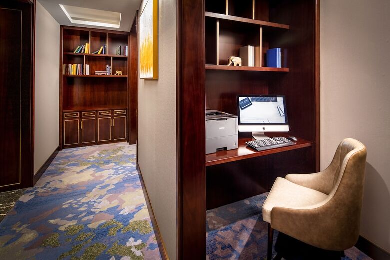 Blossom Hotel Houston, Curio Collection By Hilton