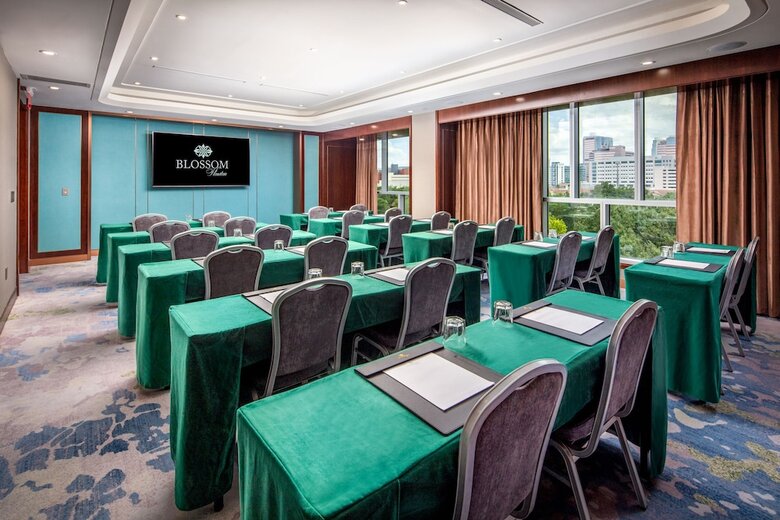 Blossom Hotel Houston, Curio Collection By Hilton