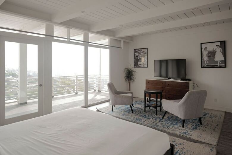 Hollywood Hills Hotel