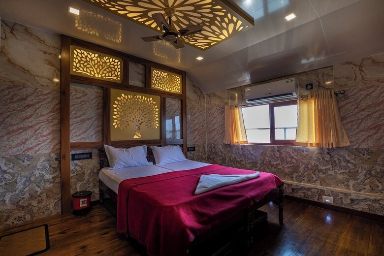 Hotel Coco Houseboat
