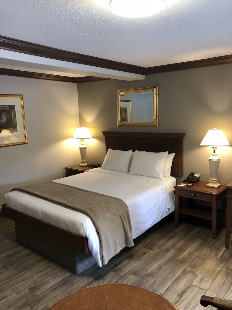 Hotel Talbot Trail Inn & Suites