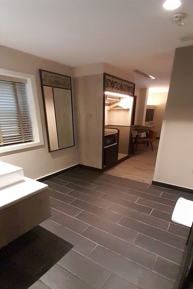 Lion Peak Hotel Hamilton