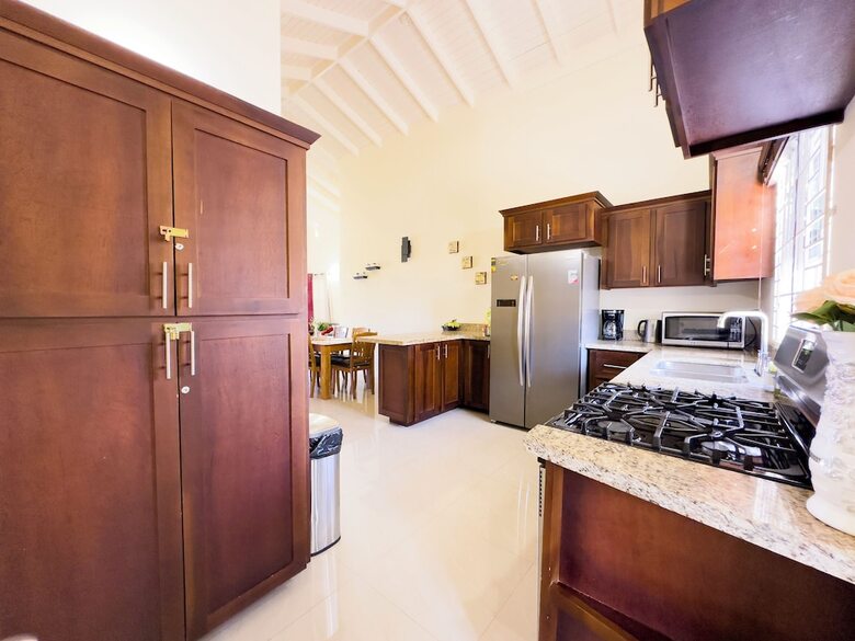 Jhadano Villa 3br Pool Shuttle 3 Mins To Beach