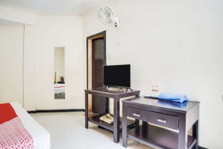 Oyo 91878 Cherry Red Hotel
