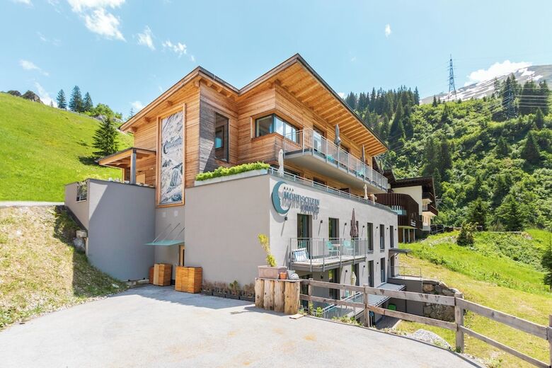 Mondschein Hotel And Chalet