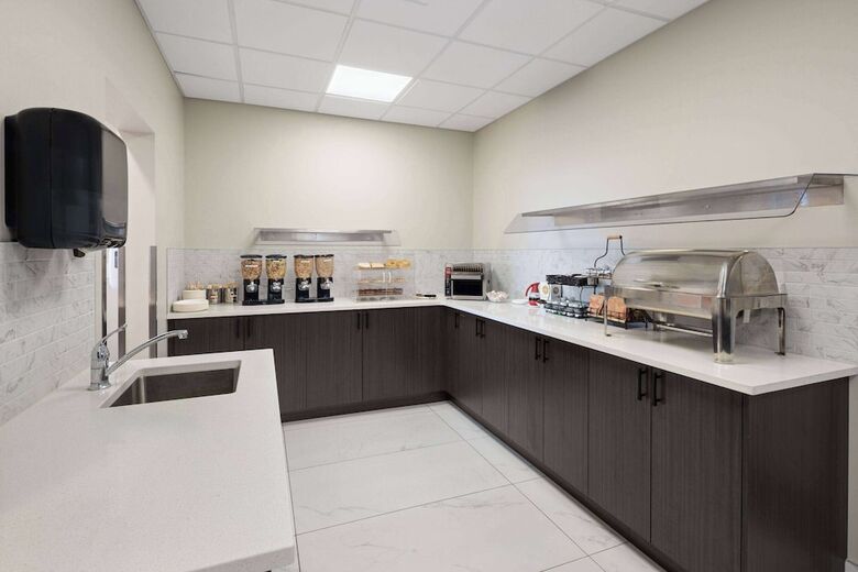 Hotel Baymont By Wyndham West Edmonton