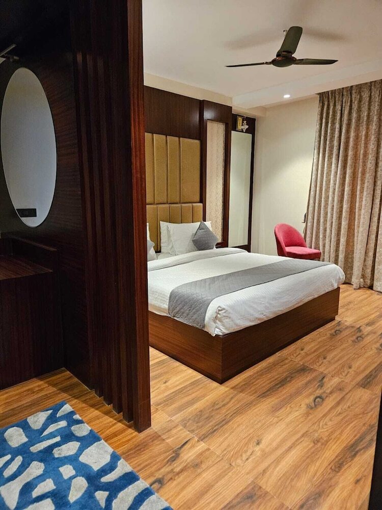 Four Leaf Hotel Akosha