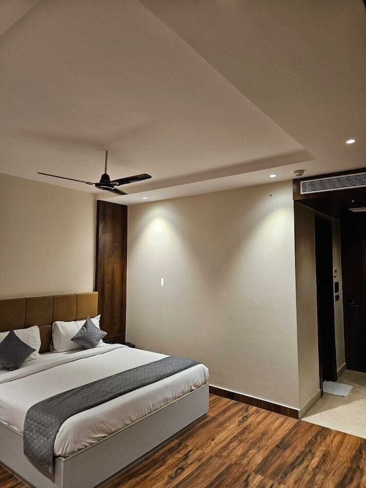Four Leaf Hotel Akosha