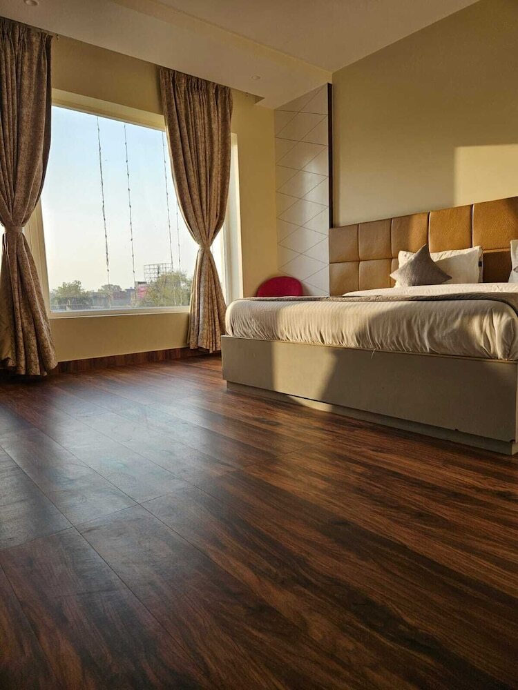 Four Leaf Hotel Akosha