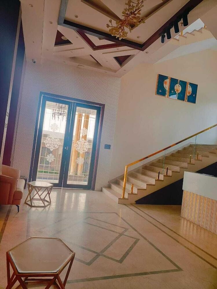Four Leaf Hotel Akosha