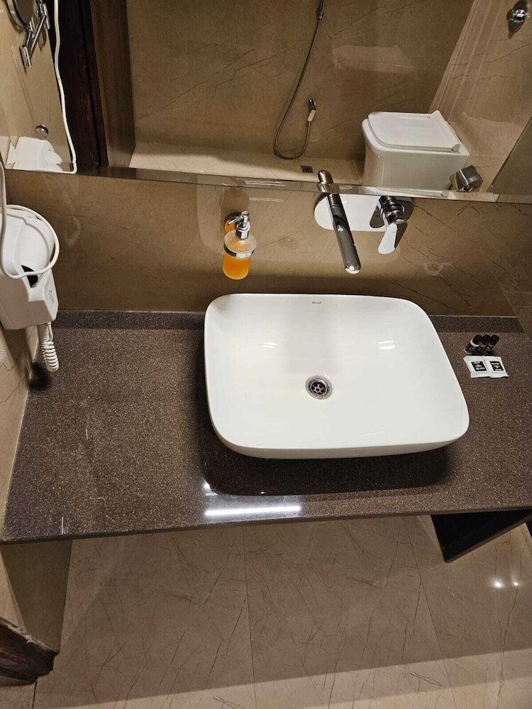 Four Leaf Hotel Akosha