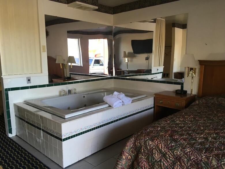 Motel Norton Shores Inn