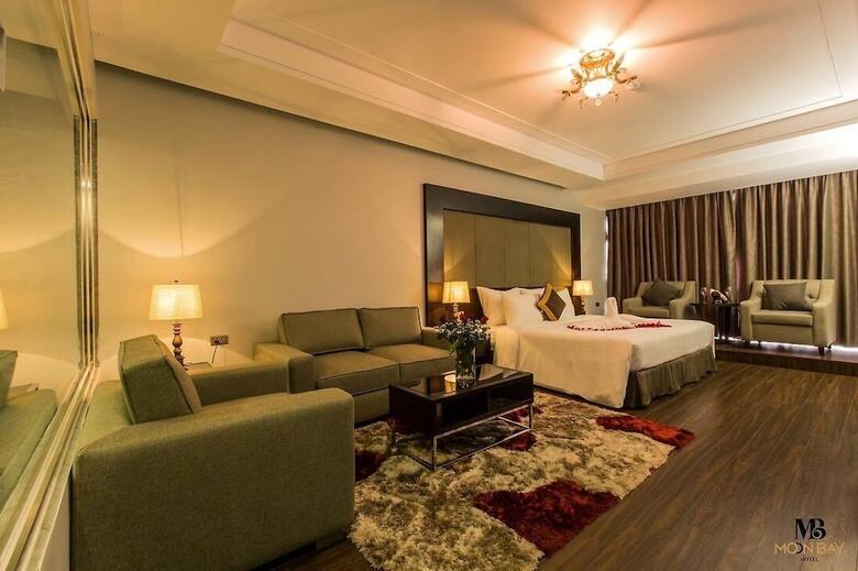 Moon Halo Hotel