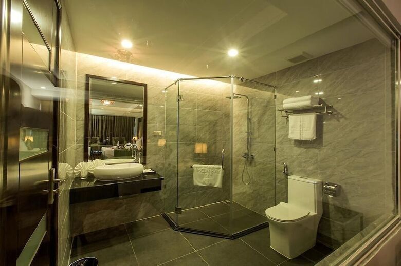 Moon Halo Hotel