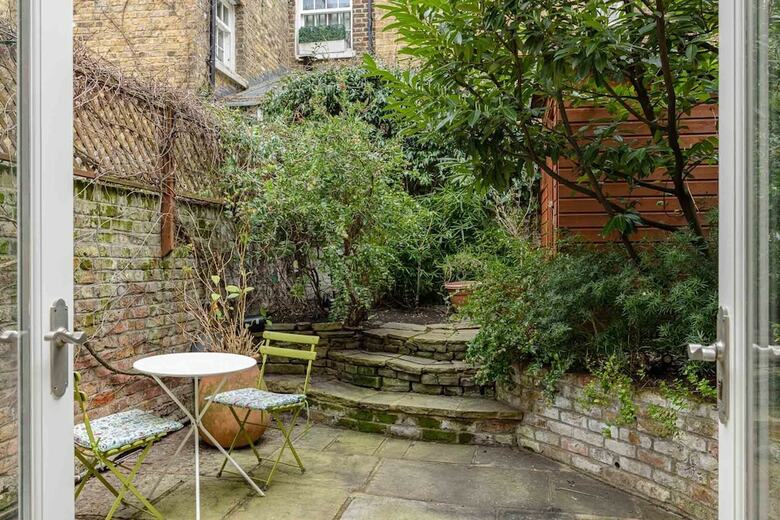 A Grand Four Bedroom Townhouse At Knightsbridge
