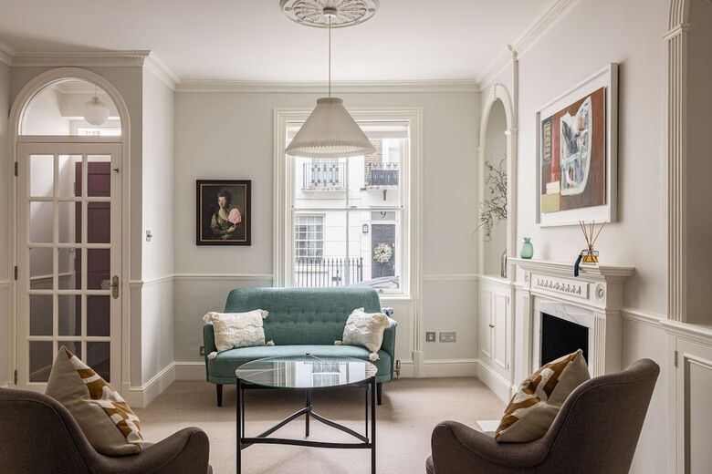 A Grand Four Bedroom Townhouse At Knightsbridge
