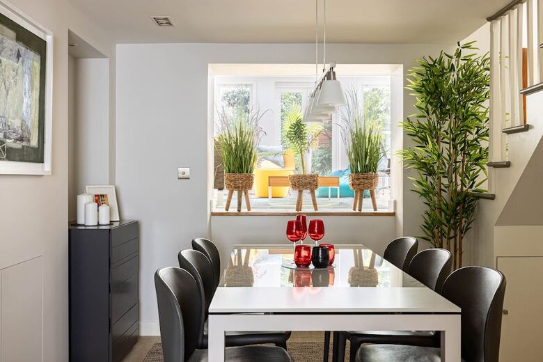 A Grand Four Bedroom Townhouse At Knightsbridge