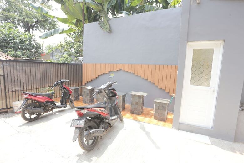 Hotel Oyo 93021 Kost Dison