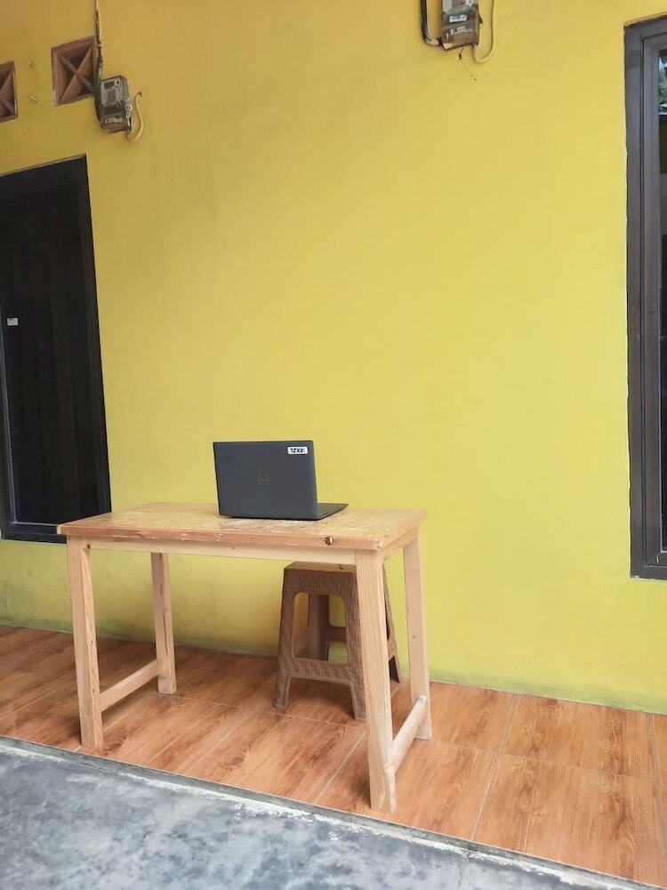 Hotel Oyo 93021 Kost Dison
