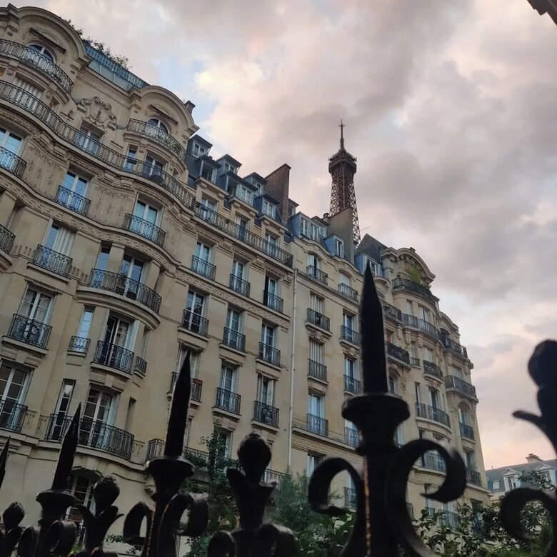 Eiffel Edge Escape (30 M�tres De La Tour Eiffel)