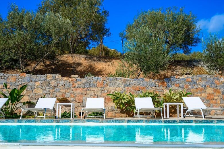 Roots Suites In Crete