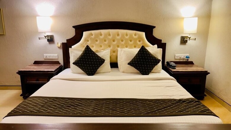 Hotel Neelam The Glitz