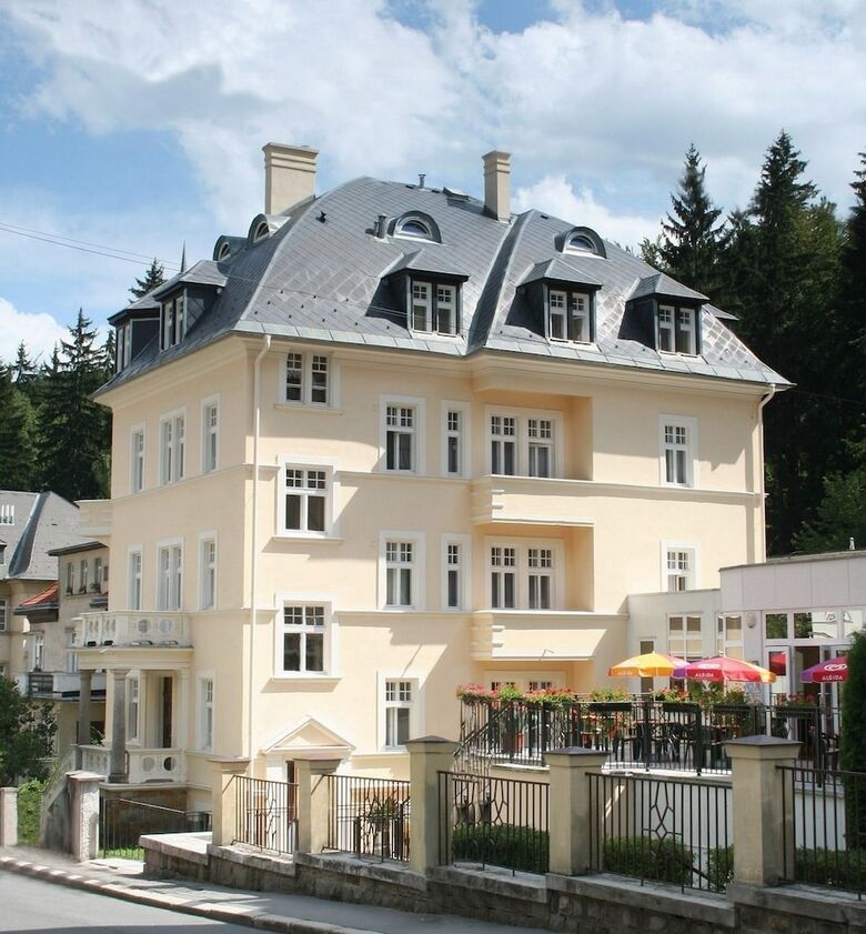 Hotel L�ze?sk� L�?ebna M�nes
