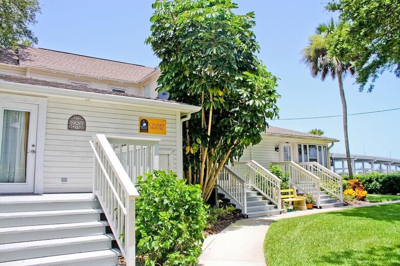 Night Swan Intracoastal B&B