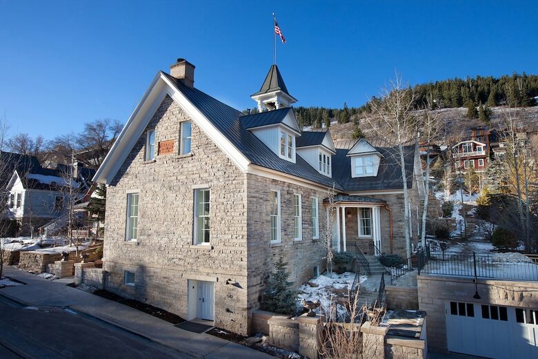 Hotel Washington School House