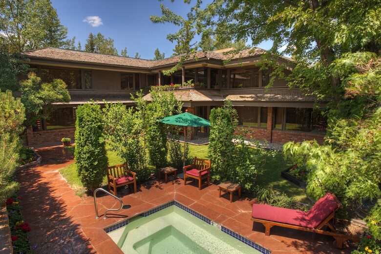 Bed & Breakfast Hearthstone House