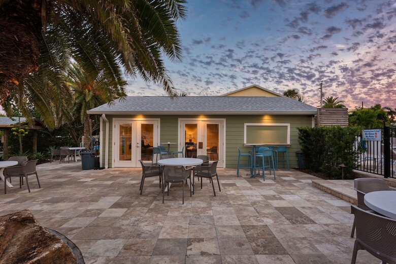 Hotel Escape Coastal Resort On Casey Key