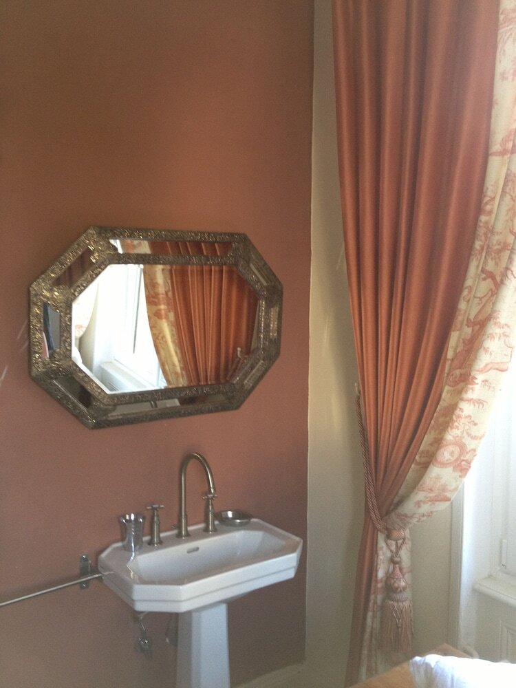 Peonia At Home