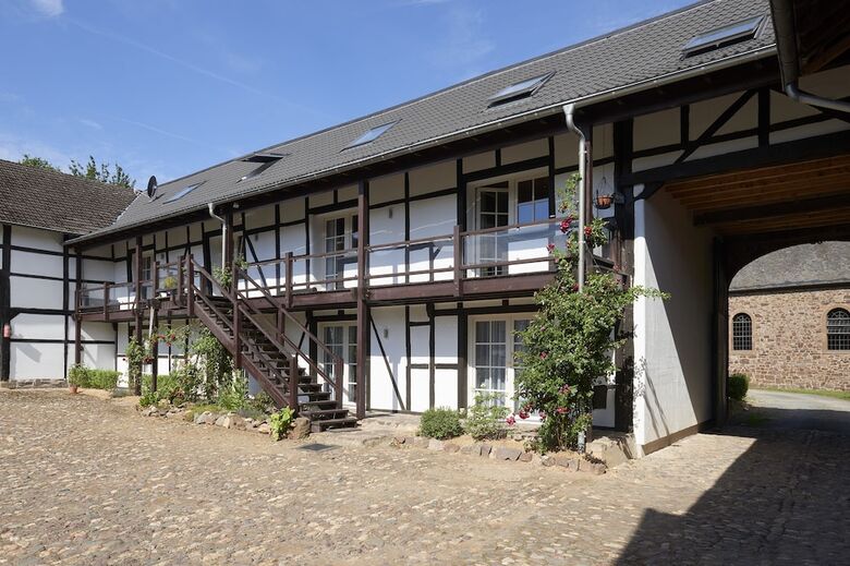 Hotel Ferienwohnungen Burg Blens