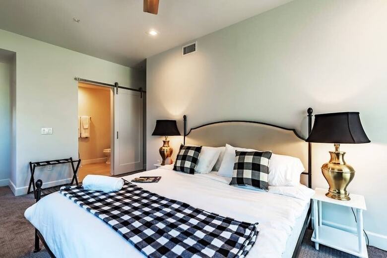 Aparthotel City Luxury Oasis! 3 Level Condo With 360 Roof!