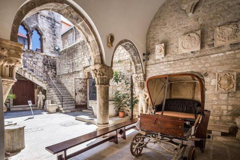 Castle View In Deluxe Room - Hotel Rose Split