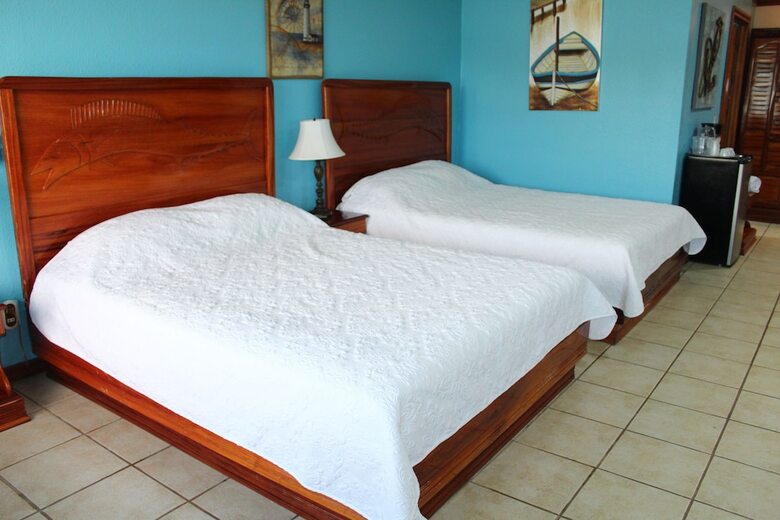 Hotel Fish Hook Marina & Lodge