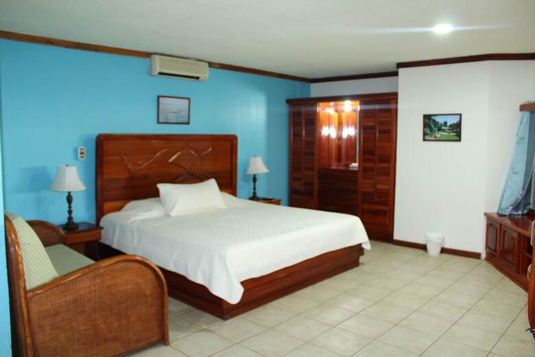 Hotel Fish Hook Marina & Lodge
