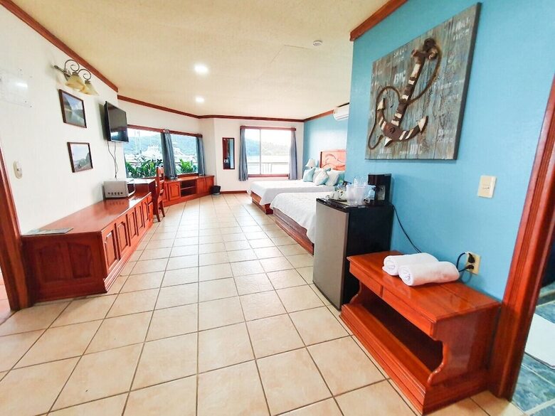 Hotel Fish Hook Marina & Lodge