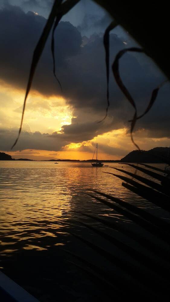 Hotel Fish Hook Marina & Lodge