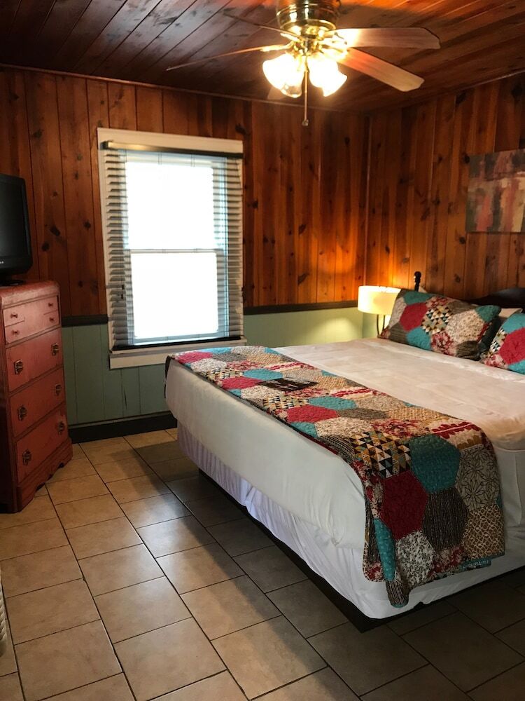 The Riverside Lodge At Chimney Rock