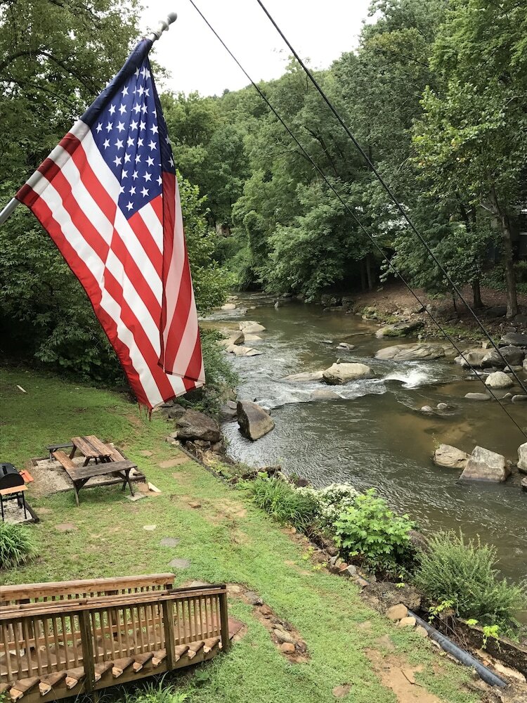 The Riverside Lodge At Chimney Rock