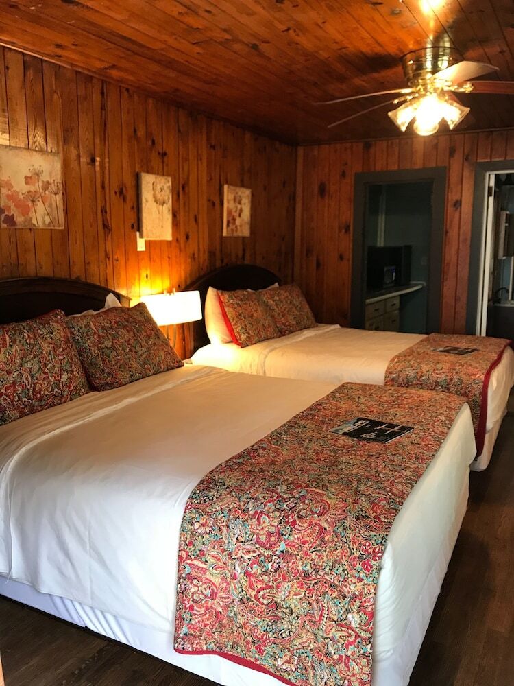 The Riverside Lodge At Chimney Rock